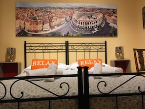Desk, rollaway beds, free WiFi, bed sheets - La Giara Rooms (Verona)