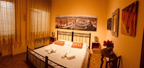 Double Room, Shared Bathroom | Desk, rollaway beds, free WiFi, bed sheets - La Giara Rooms (Verona)