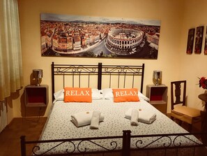 Double Room, Shared Bathroom | Desk, rollaway beds, free WiFi, bed sheets - La Giara Rooms (Verona)