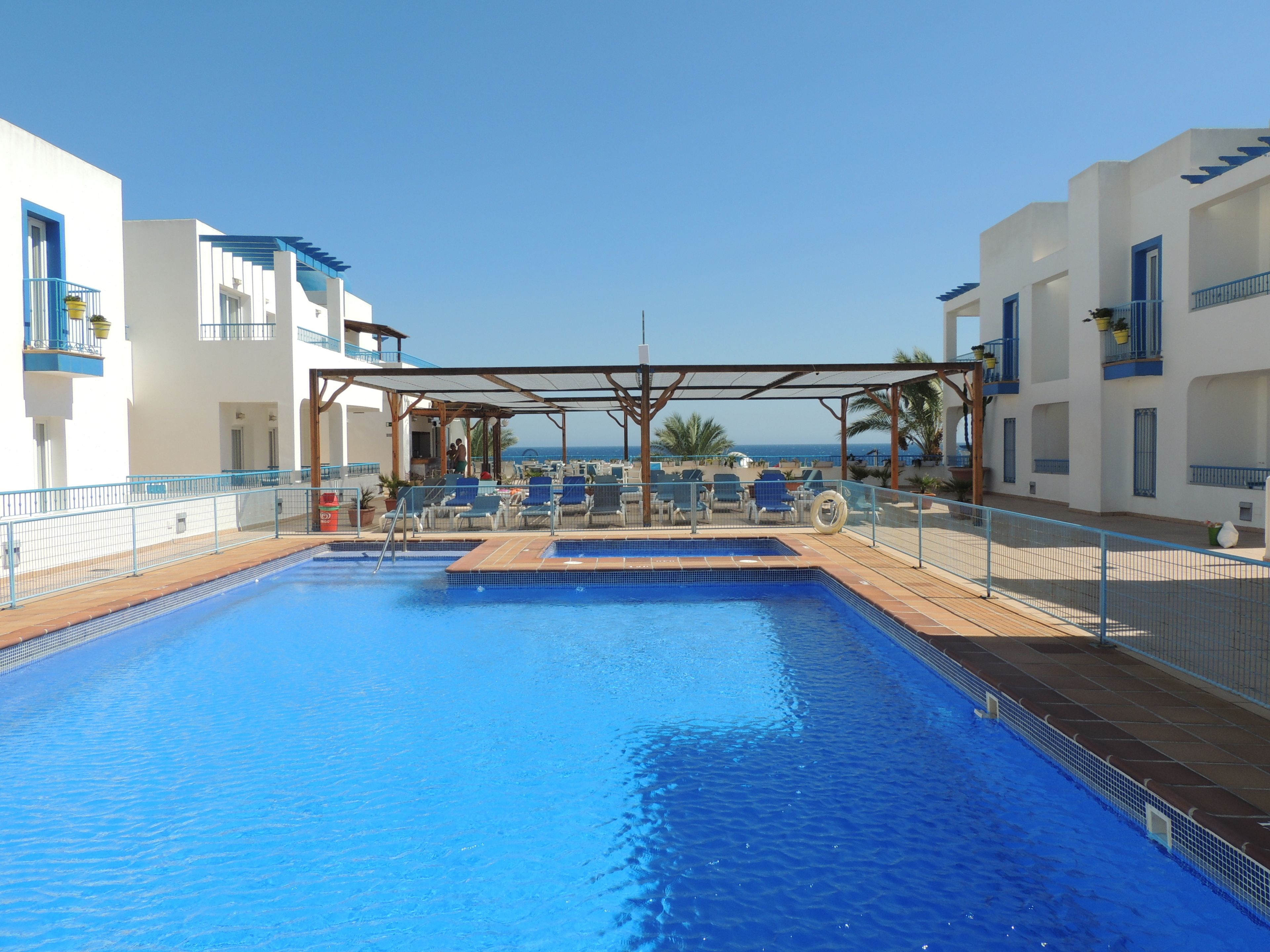 室外游泳池，日光浴躺椅