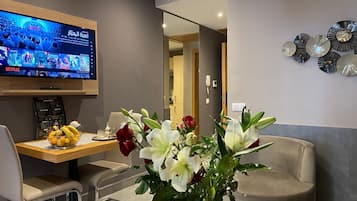 Executive-suite - 1 kingsize-seng - handicapvenligt - køkken | Dundyner, individuelt design, arbejdsområde til bærbare computere