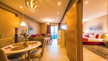 Suite Deluxe, 1 habitación, para no fumadores, Terraza | Edredón, decoración personalizada y espacio para trabajar con laptop