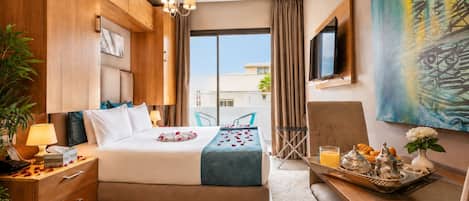 Estudio, 1 cama matrimonial, con acceso para personas discapacitadas, cocineta | Edredón, decoración personalizada y espacio para trabajar con laptop