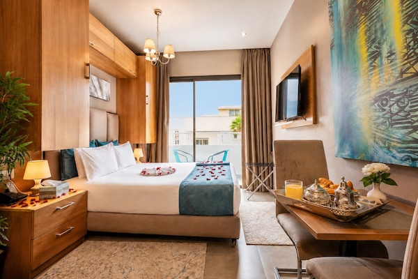 Studio, 1 Double Bed, Accessible, Kitchenette | Down comforters, laptop workspace, blackout drapes