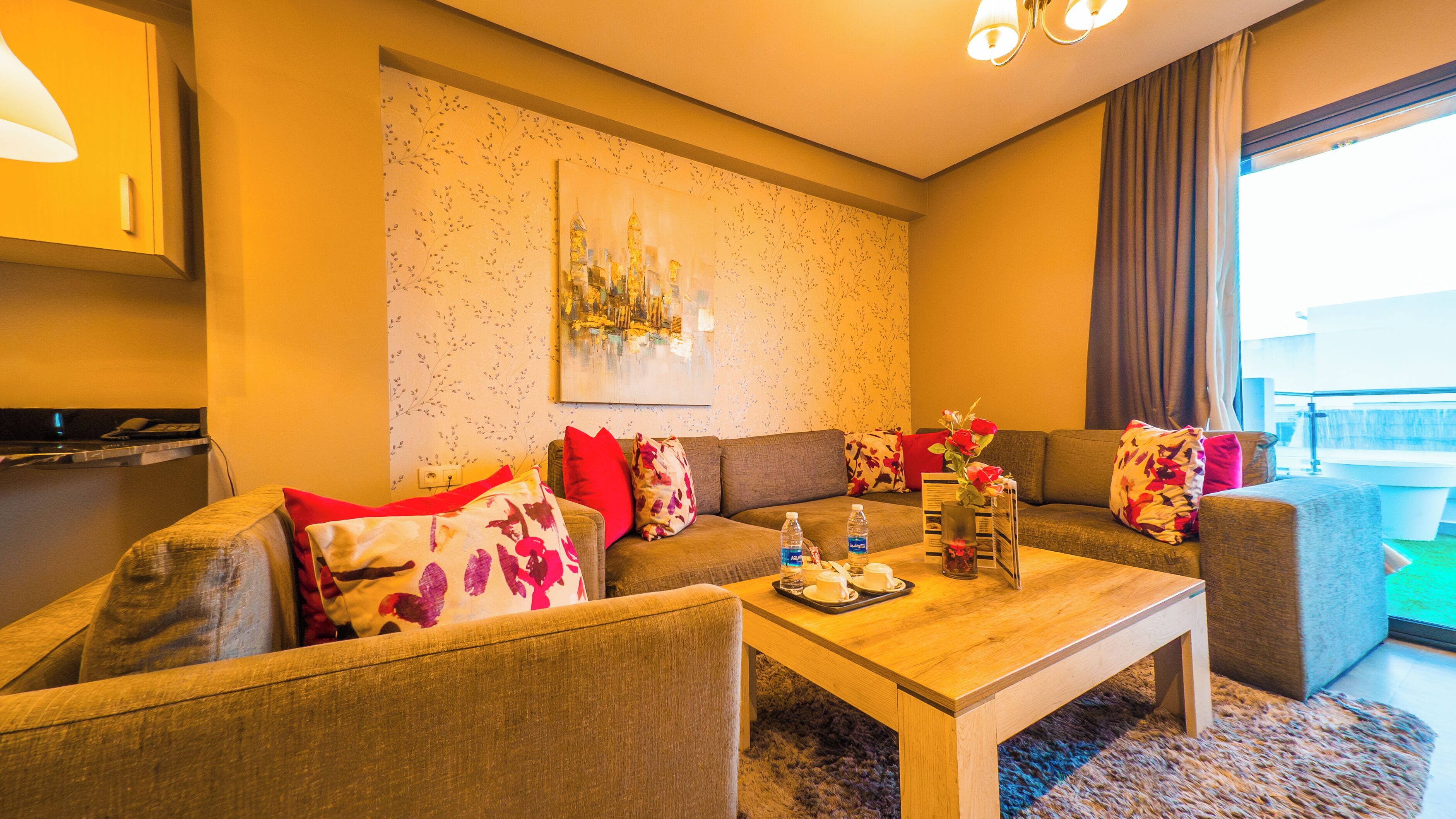 Ein modernes Wohnzimmer mit einer Sofagarnitur, einem Couchtisch und einem Gemälde an der Wand.