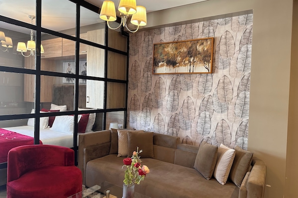 Suite Eksekutif, 1 Tempat Tidur King, akses difabel, dapur | Selimut bulu angsa dan didekorasi berbeda-beda