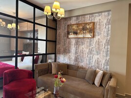 Executive-svíta - 1 stórt tvíbreitt rúm - gott aðgengi - eldhús | Dúnsængur, sérhannaðar innréttingar, vinnuaðstaða fyrir fartölvur