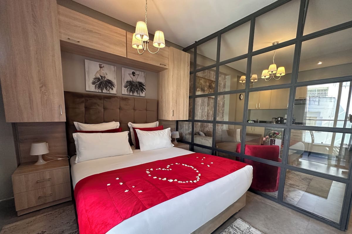 Executive Suite, 1 King Bed, Accessible, Kitchen | Down comforters, individually decorated, laptop workspace