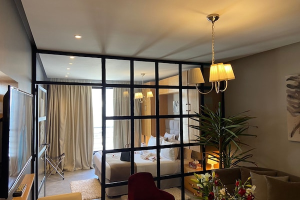 Suite ejecutiva, 1 cama King size, con acceso para personas discapacitadas, cocina | Edredón, decoración personalizada y espacio para trabajar con laptop
