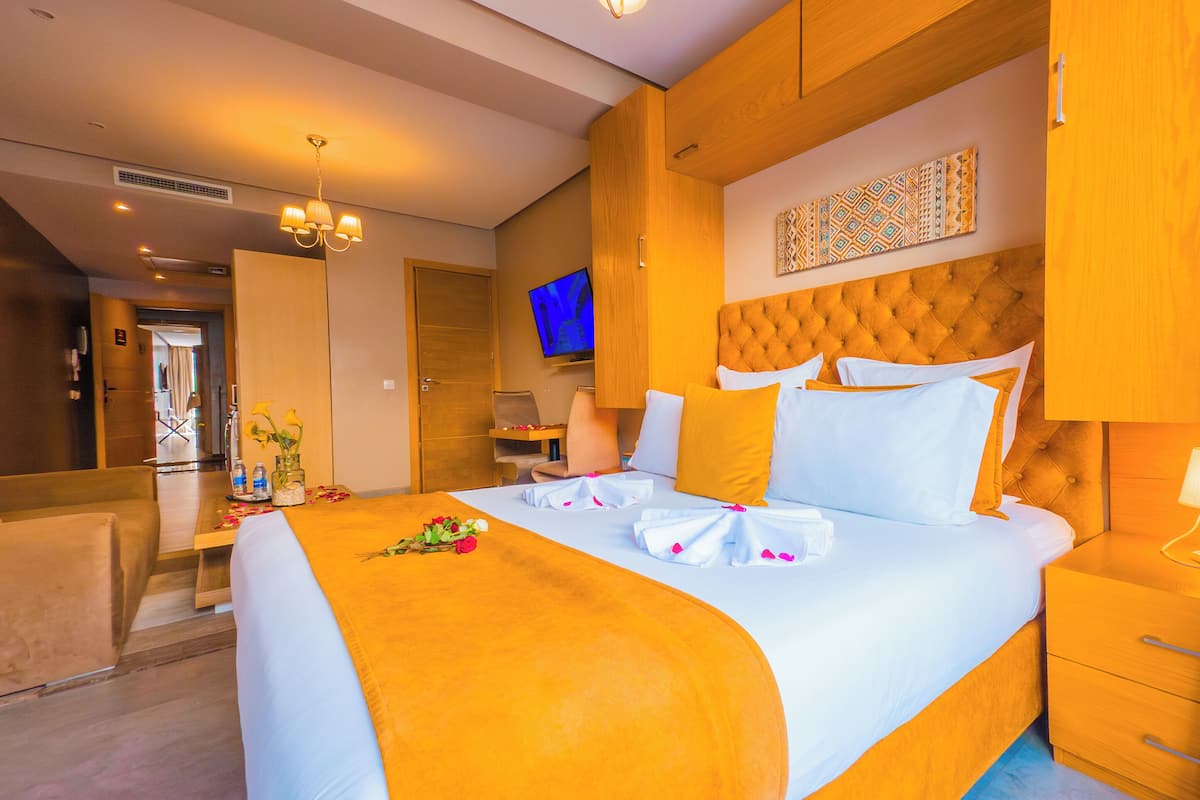 Junior Suite, 1 Queen Bed, Accessible, Terrace