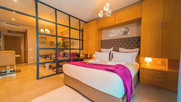 Cubrecamas, decoración personalizada y espacio para trabajar con laptop