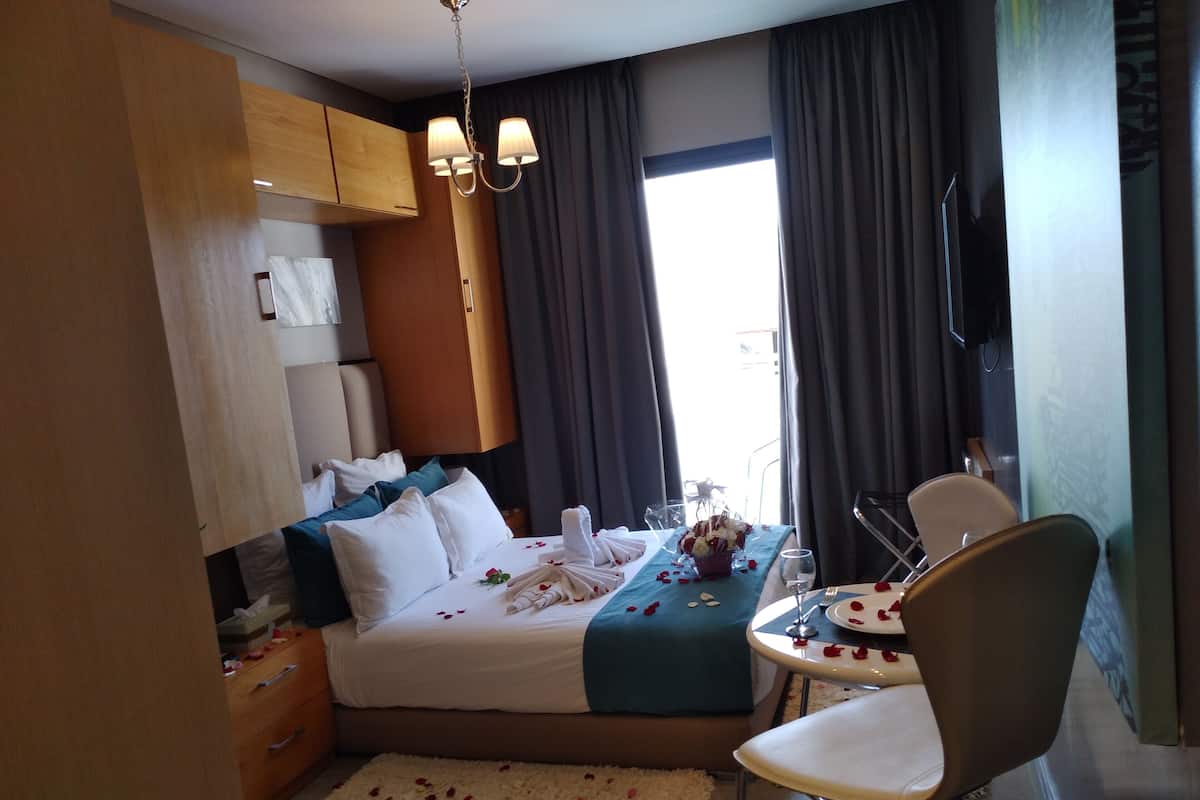 Studio, 1 Double Bed, Accessible, Kitchenette | Down comforters, individually decorated, laptop workspace