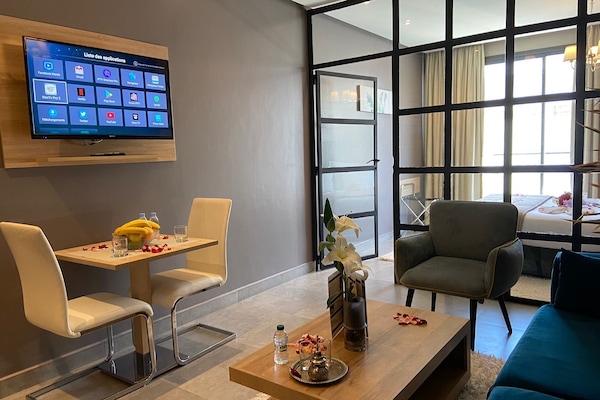 Suite Exécutive, 1 trÚs grand lit, accessible aux personnes à mobilité réduite, cuisine | Coin séjour