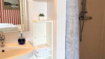 Large Twin Room, Private Bathroom | Badrum | Dusch och hårtork