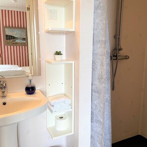 Large Twin Room, Private Bathroom | Bathroom