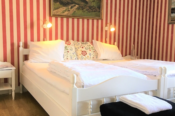 Large Twin Room, Private Bathroom | Individually decorated, iron/ironing board, free WiFi