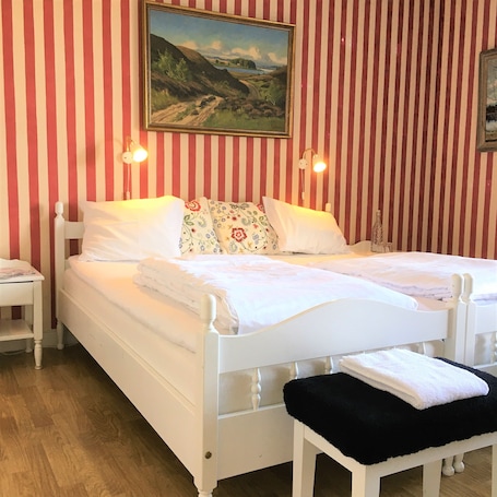 Large Twin Room, Private Bathroom | Individually decorated, iron/ironing board, free WiFi