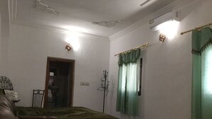 Chambre double pour 1 personne | Fer et planche à repasser, accès au Wi-Fi (inclus), décor unique