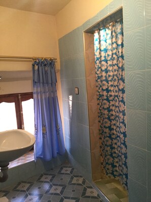 Quarto casal de uso individual | Banheiro | Chuveiro, secador de cabelo (mediante solicitação), toalhas de banho 