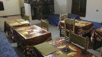 Phục vụ bữa sáng, bữa trưa và bữa tối