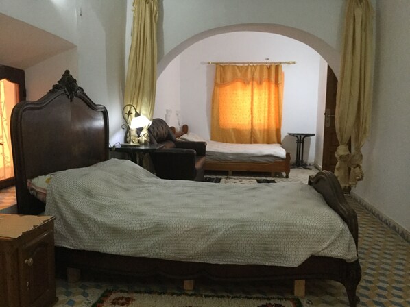 Individually decorated, individually furnished, iron/ironing board - Oliban Kasbah (Tinghir)