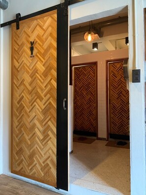Shower, free toiletries, hair dryer, bidet - Busket Hostel (Chiang Rai)