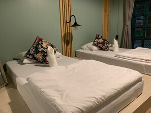 Basic Twin Room | Desk, free WiFi, bed sheets - Busket Hostel (Chiang Rai)