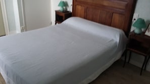Kahden hengen comfort-huone, 1 parisänky, tupakointi kielletty | Yksilöllisesti sisustettu, yksilöllisesti kalustettu, äänieristys