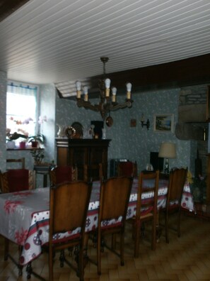 Free daily continental breakfast  - La Ferme de la Ruette (Courtils)