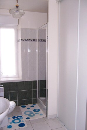 Ducha, secador de pelo, toallas