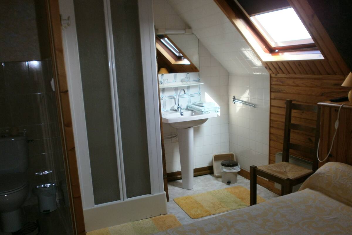 Quarto casal conforto, 1 cama de casal, para não fumantes | Quartos à prova de som, Wi-Fi de cortesia, individualmente decorados