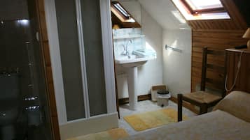 Kamar Double Comfort, 1 Tempat Tidur Double, Bebas Asap Rokok | Didekorasi berbeda-beda dan dilengkapi dengan perabotan berbeda-beda