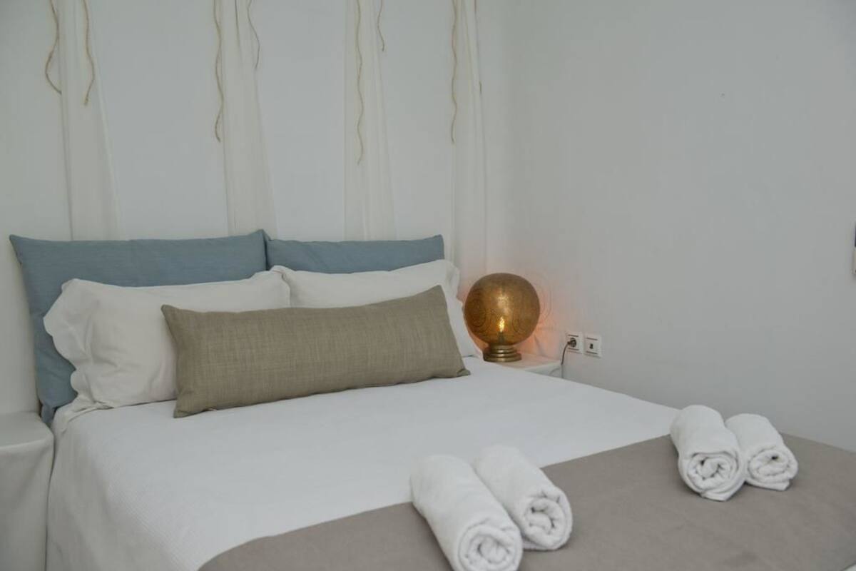 Soundproofing, free WiFi, bed sheets
