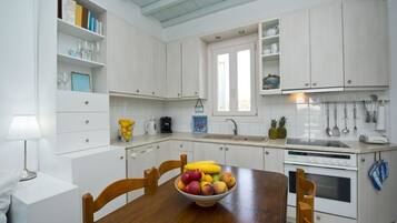 Full-size fridge, oven, stovetop, cookware/dishes/utensils