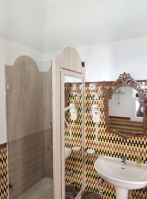 Double Room | Bathroom | Deep soaking tub, eco-friendly toiletries, hair dryer, bidet - Taverna del Capitano (Massa Lubrense)