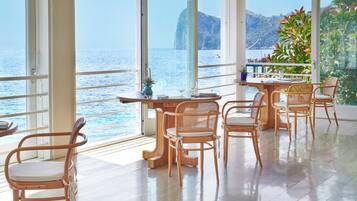 2 restaurants, lunch, dinner served; Italian cuisine