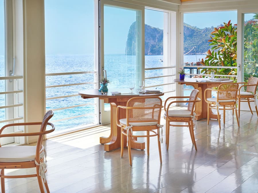 2 restaurants, lunch, dinner served; Italian cuisine