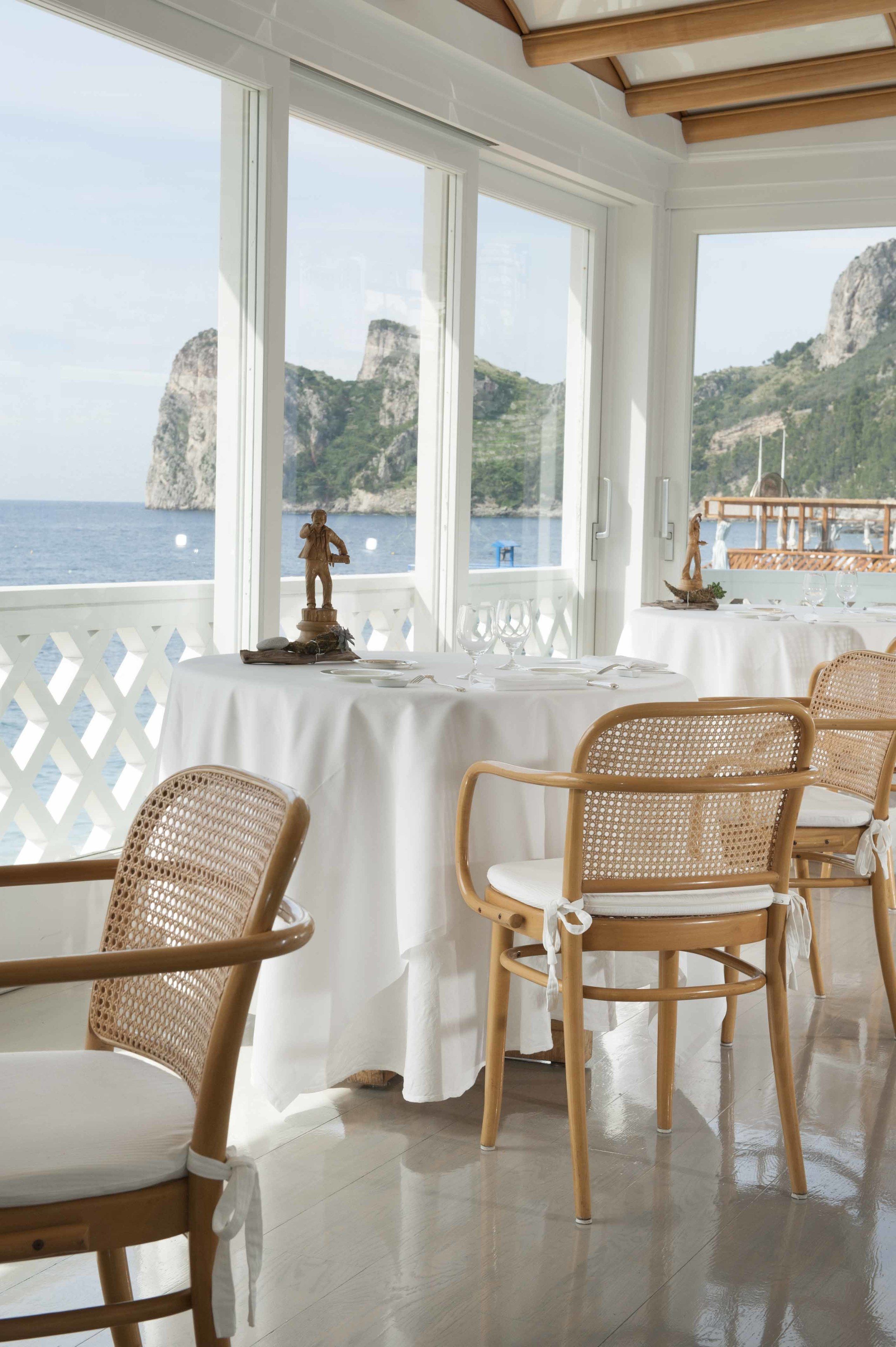 lunch, dinner served; italian cuisine, beach views