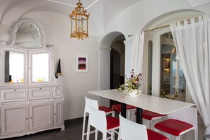 Interior detail - Taverna del Capitano (Massa Lubrense)