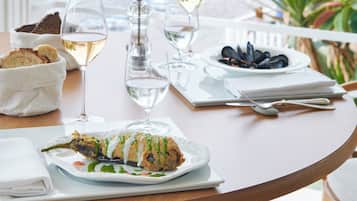 2 restauranter, der serverer frokost og aftensmad