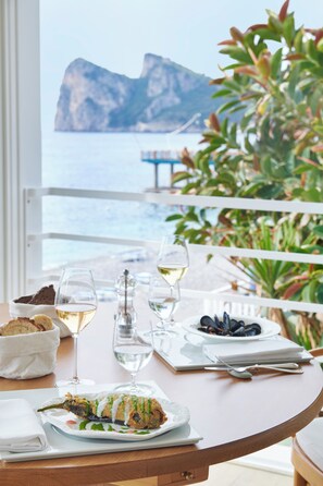 2 Restaurants; Mittagessen und Abendessen werden serviert