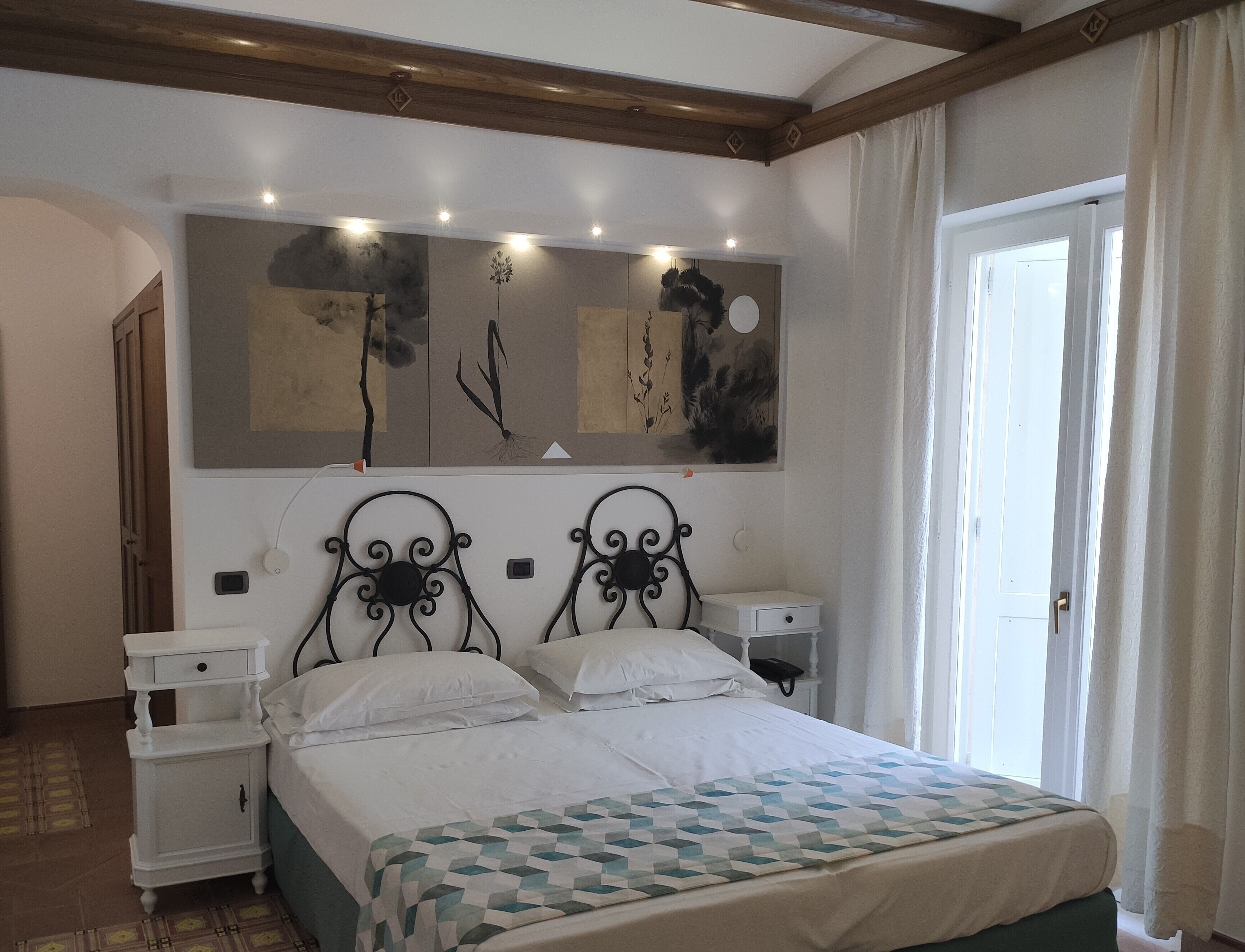 double room | 1 bedroom, minibar, in-room safe, desk