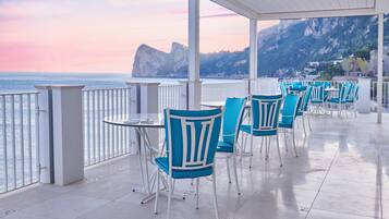 2 restaurantes, com serviço de almoço e jantar; culinária italiana