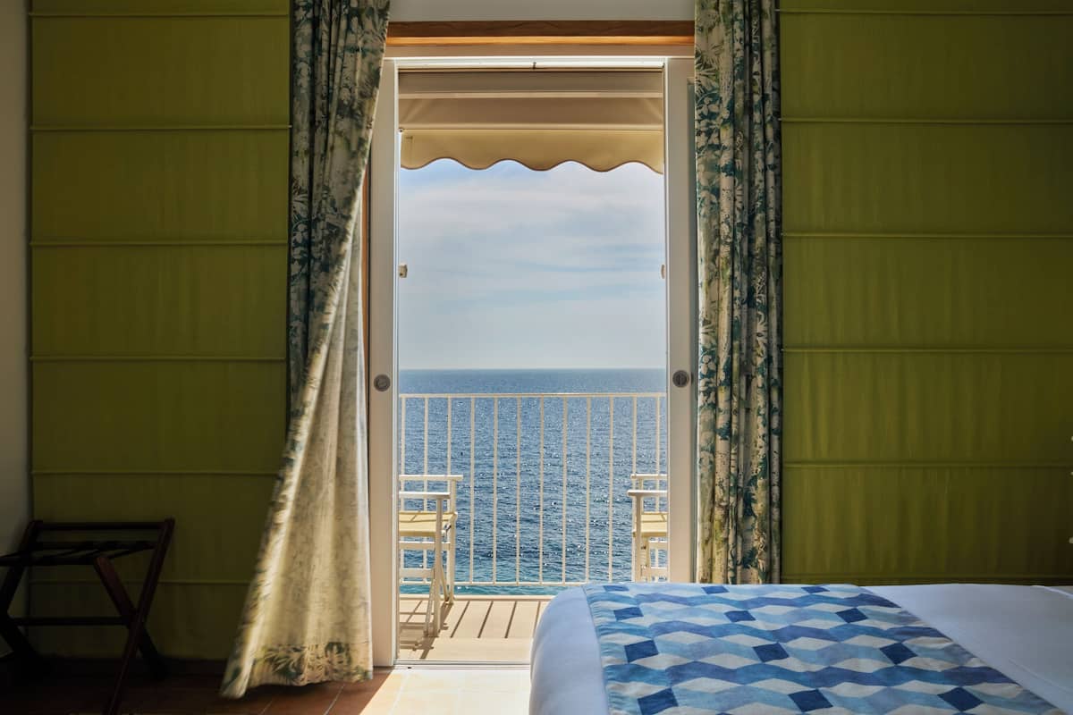 Habitación doble estándar, vista al mar | Minibar, caja de seguridad en la habitación y escritorio