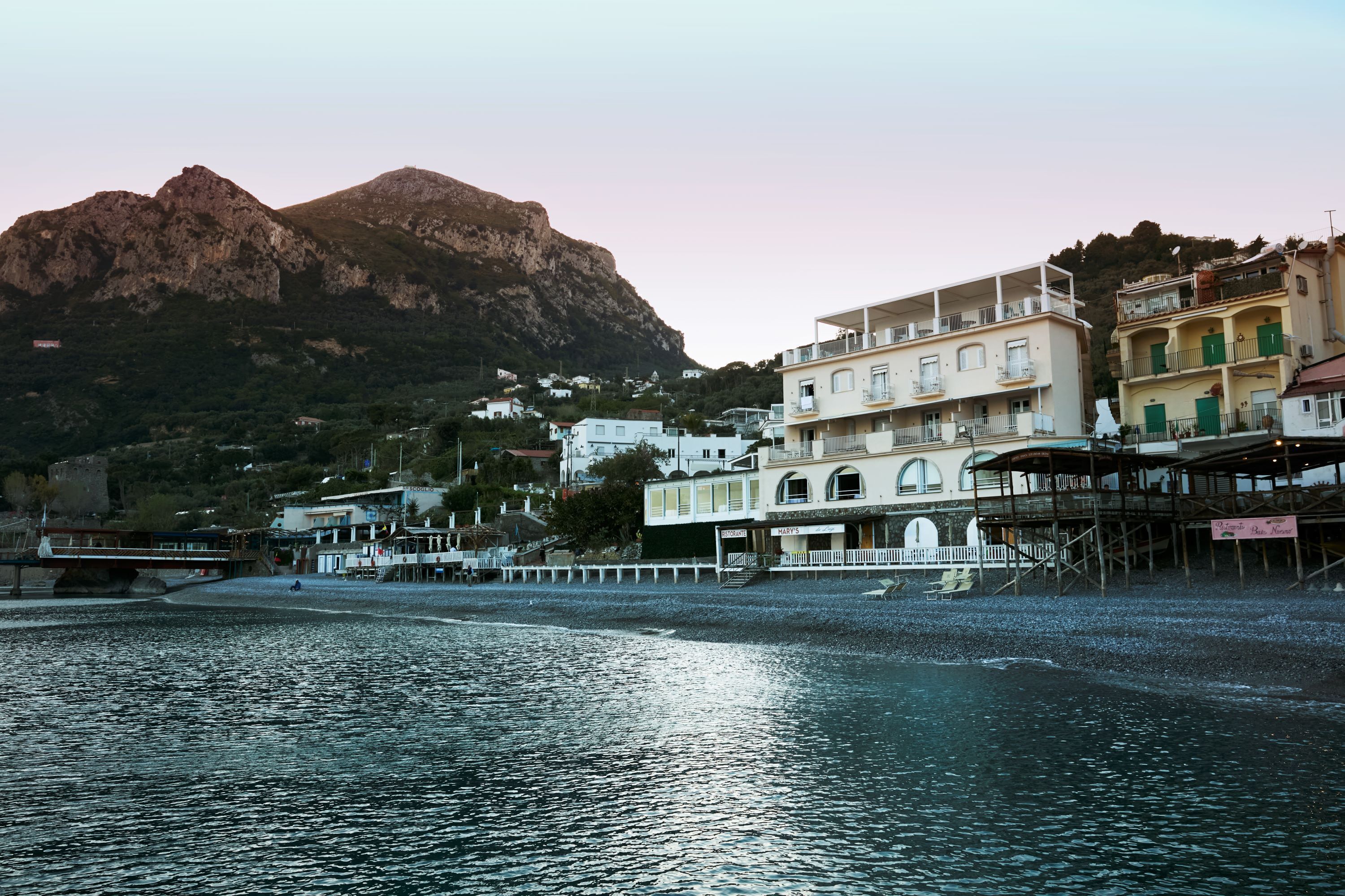 Majoituspaikan julkisivu illalla/yöllä