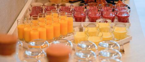 Un bufé con diversos zumos y bebidas.