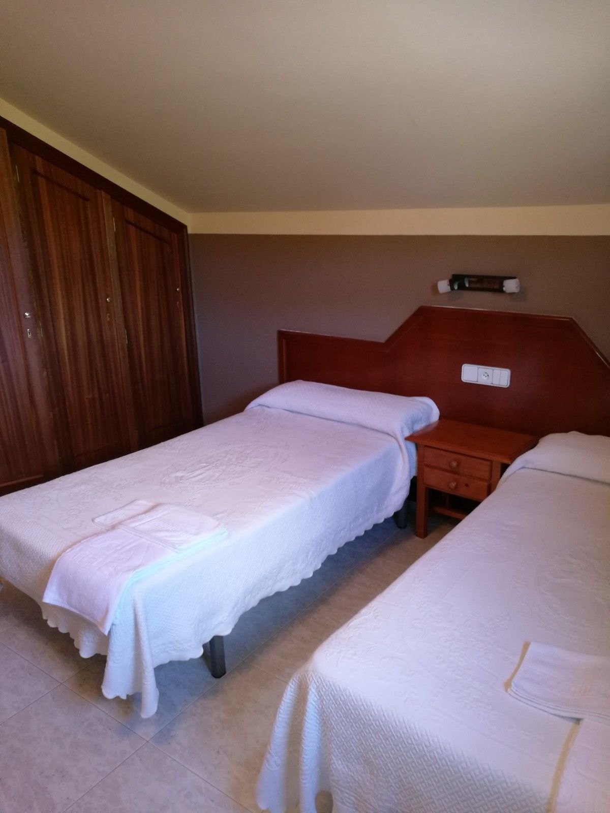 Basic Double Room, 2 Twin Beds | Blackout drapes, free WiFi