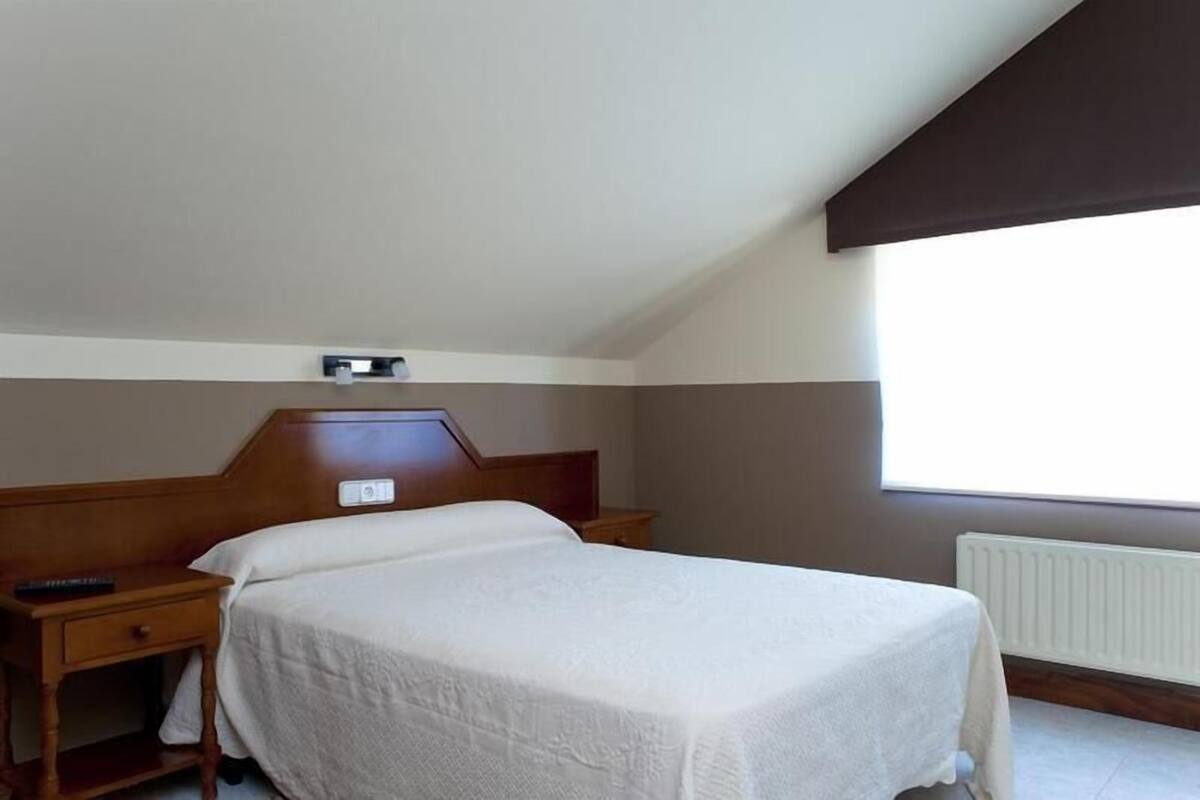 Comfort Single Room | Blackout drapes, free WiFi