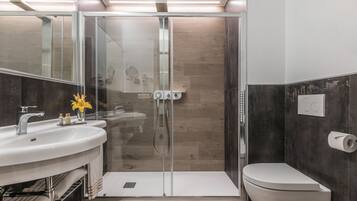 Dusch, gratis toalettartiklar, hårtork och bidé