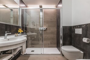 Douche, articles de toilette gratuits, sèche-cheveux, bidet